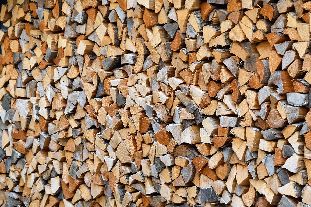 Infinity ProServ can offer a range of correctly seasoned and kiln-dried firewood for your fire, log burner or firepits.